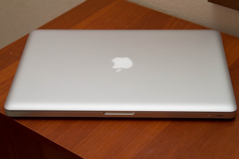 Защитный футляр Hardshell Case от компании Incase для MacBook Pro 15