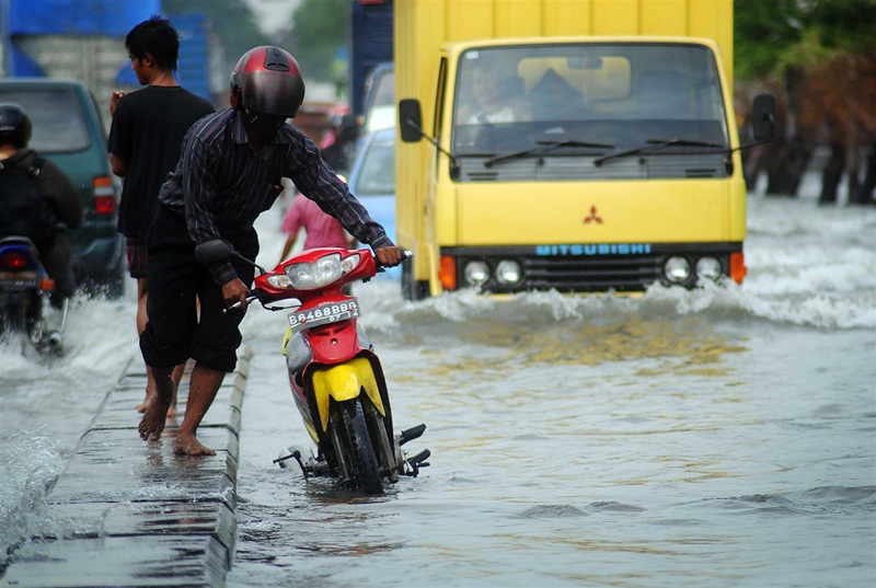 Индонезийские мотоциклисты и наводениния