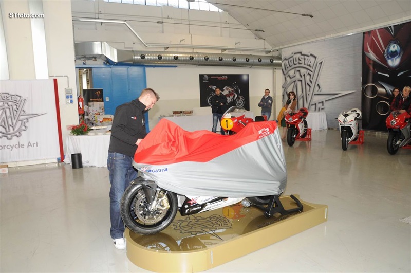 Команда MV Agusta Corse ParkinGO представила гоночный байк MV Agusta F3 2013
