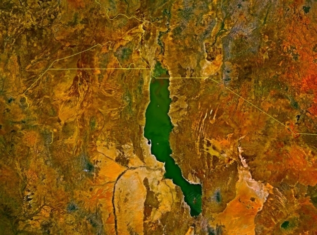 Пустынное озеро Туркана