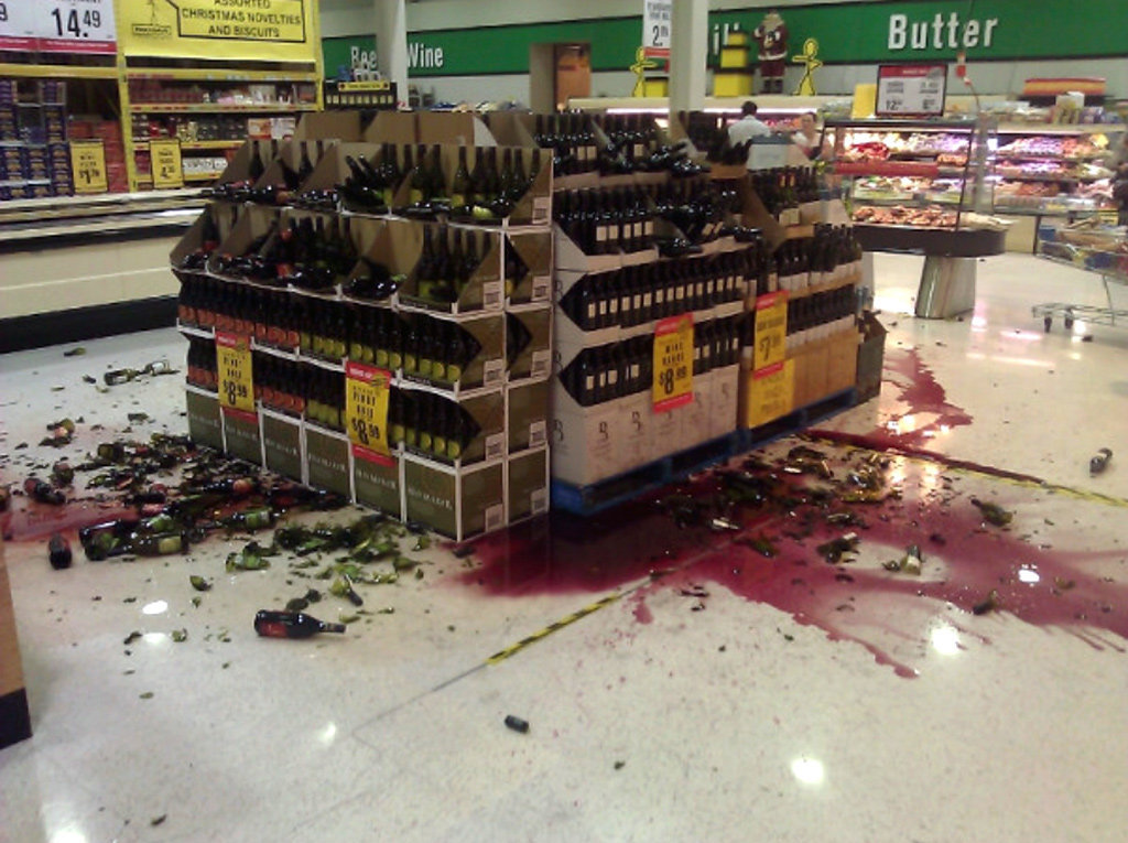 Что делать, если ты случайно разбил бутылку в магазине или супермаркете?