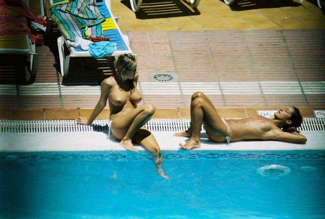      / Hotel Pool Spy - Sexy Girls Tanning [Big Tits, Spycam, Blondes, Swimming pool] [1600x1067  1600x1081, 115 ]